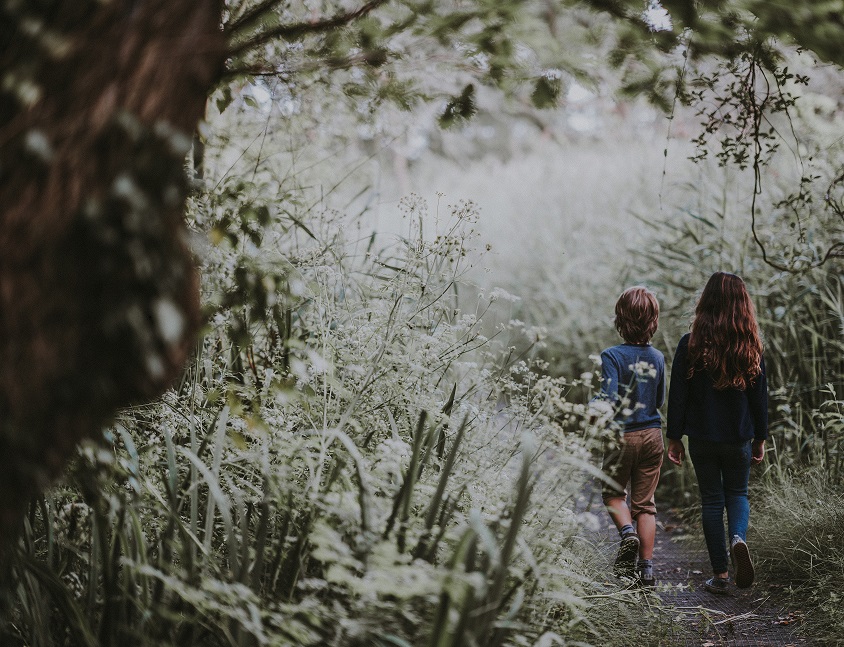 Kinder, die draußen spazieren gehen - denken Sie daran, Homeschooling einfach zu halten